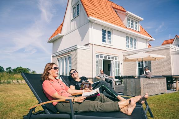Vrouwen op ligbedjes | Noordzee Résidence Cadzand-Bad