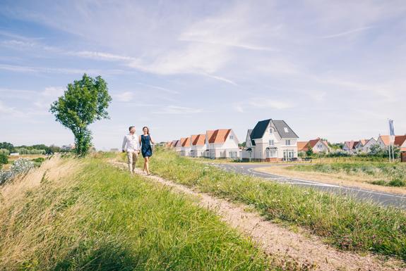 Koppel wandelt op het park | Noordzee Résidence Cadzand-Bad