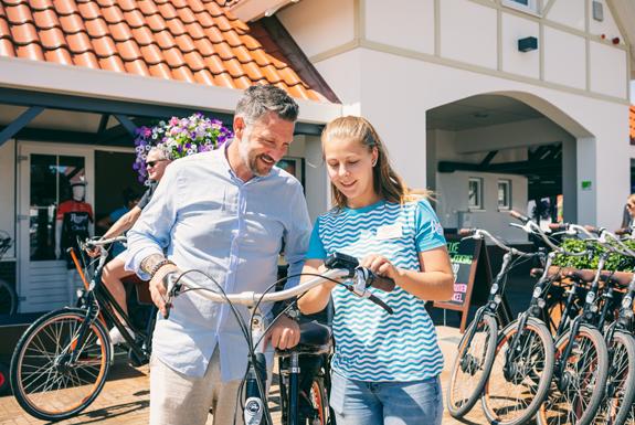 Man huurt fiets | Noordzee Résidence Cadzand-Bad
