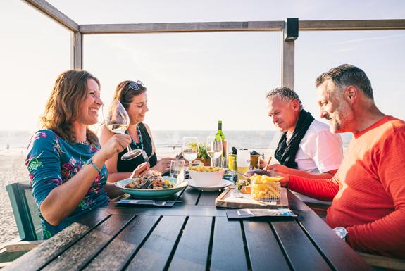 Mensen eten | Noordzee Résidence Cadzand-Bad