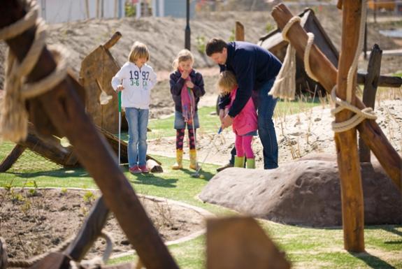 Kinderen spelen midgetgolf | Noordzee Résidence Cadzand-Bad